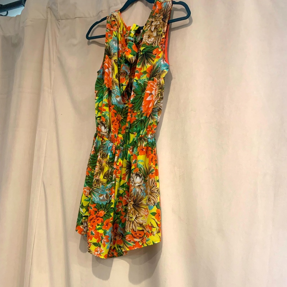 KMC USA Floral play suit, Size M.